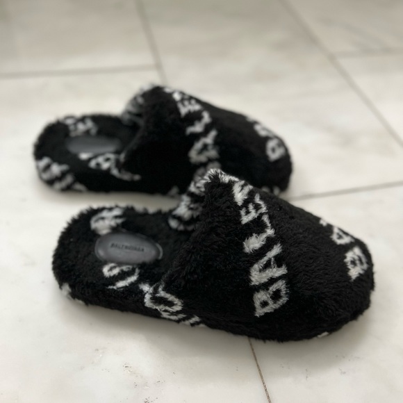 BRAND NEW BALENCIAGA  LOGO FUR SLIP ON MULES - Picture 3 of 6